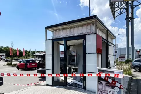 Im Juli 2020 war der Geldautomat auf dem Parkplatz beim Modepark Röther gesprengt worden.