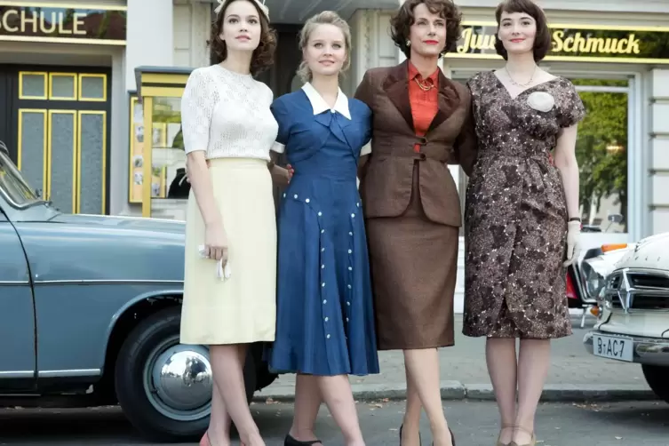 Die Schöllack-Frauen in der Fernsehserie (von links): Emilia Schüle, Sonja Gerhardt, Claudia Michelsen und Maria Ehrich als Eva,