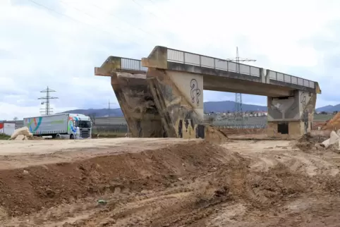 Diese Brücke über die B10 muss einem größeren Neubau weichen.