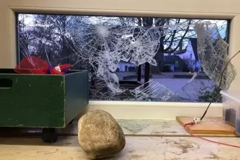 In der Kita Winnweiler wurde im Januar eine Scheibe mit diesem Stein eingeworfen. 