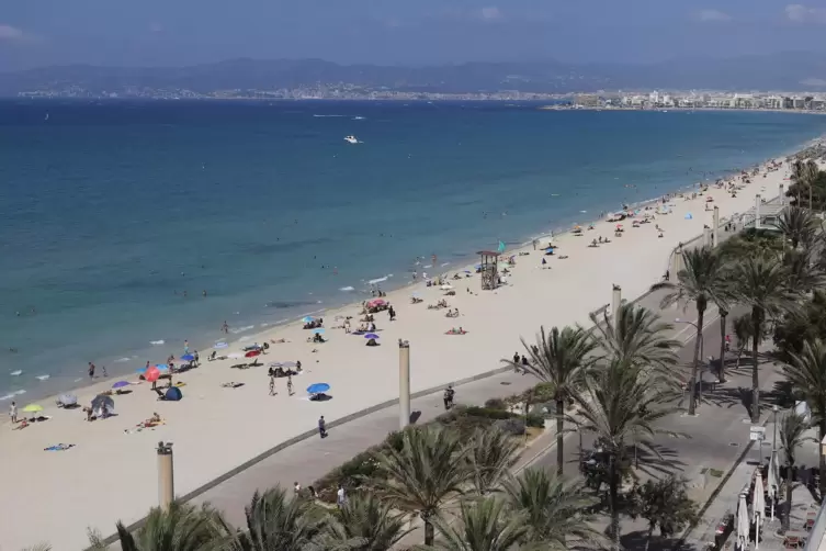 Sonne, Strand und Sangria: Nach Aufhebung der Reisewarnung für Mallorca sind die Buchungen sprunghaft angestiegen.