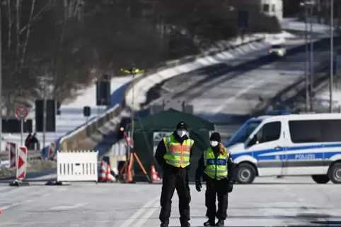 Bundespolizei kontrolliert an der tschechisch-deutschen Grenze Einreisende am Grenzübergang Schirnding im Landkreis Wunsiedel