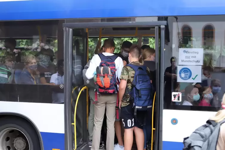 Übervolle Busse sind ein lange bekanntes Problem im Schülertransport. 