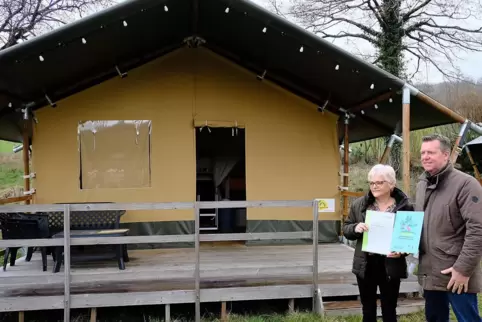 Marianne und Eric Meerdink mit ihrer Viersterne-Urkunde vor einem der Safarizelte. Marianne und Eric Meerdink mit ihrer Viersterne-Urkunde vor einem der Safarizelte.