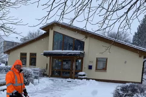 Der Reifenberger Kindergarten braucht mehr Platz. Das Foto entstand Anfang Januar und zeigt Gemeindearbeiter Günther Andres beim