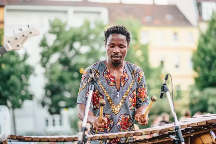 Mit seinem virtuosen Spiel gibt Brahima Diabaté der Balla Balla Band und ihrem jazzigen Sound ein einzigartiges Timbre. 