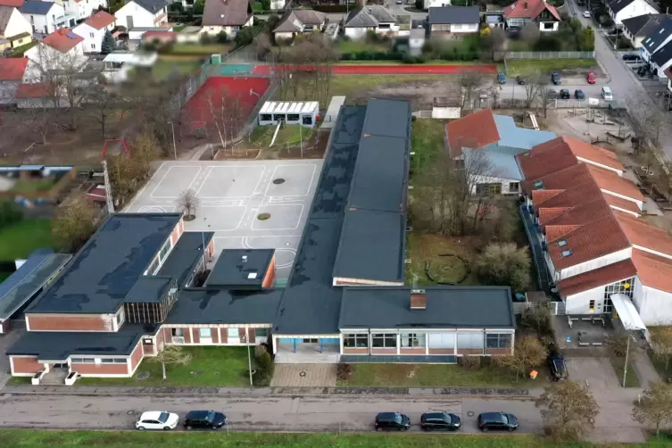Aus der Luft: die Grundschule in Hanhofen (links), die neben der Kindertagesstätte liegt.
