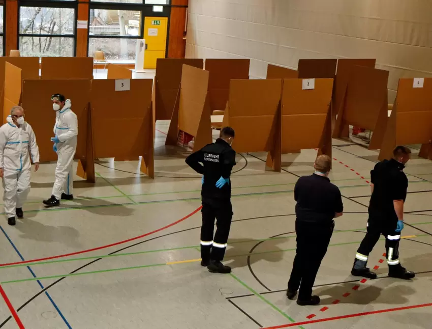 DRK-Mitarbeiter und Helfer von der Feuerwehr machen sich für die Besucher bereit.