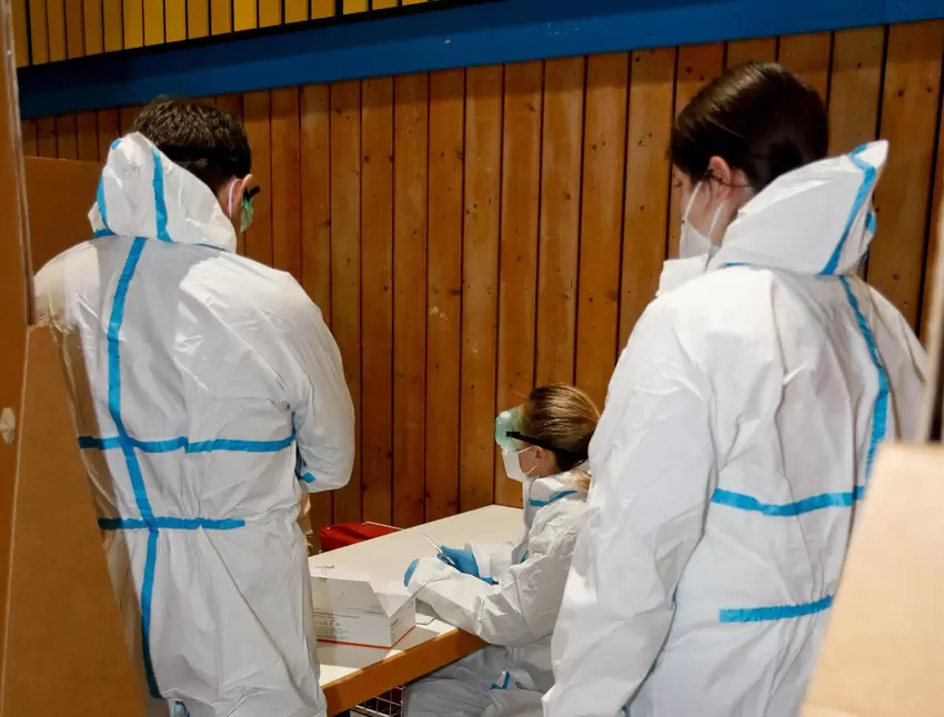 Danach schicken die Helfer die Besucher wieder nach Hause. Sollte der Test positiv sein, müssen sie sich direkt beim Gesundheits