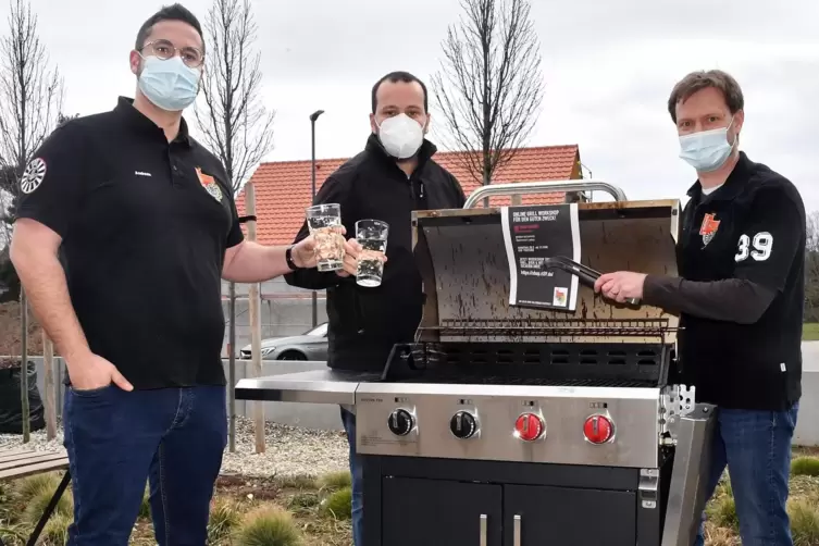 Wollen Interessierte zum Grillen animieren (von links): Andreas Langenbahn, Michael Völpel und Sönke Loitz.