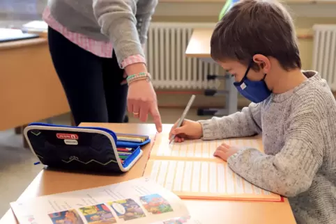 ie kleineren Gruppen im Wechselunterricht bieten den Lehrern die Chance, einzelne Schüler gezielt zu fördern und somit mögliche 
