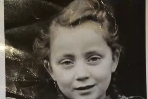 Ruth Dick als Vierjährige mit ihrer Puppe. 