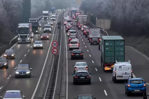 Stau auf der B9 bei Speyer: Wie genau fließt der Verkehr in die Klimabilanz ein?