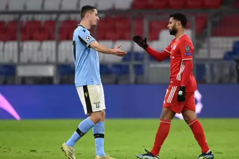 Münchens Serge Gnabry (r.) und Lazios Adam Marusic schütteln nach dem Spiel die Hand.