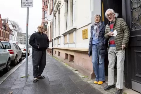 Kommen wegen des allnächtlichen Brummens nicht zur Ruhe: Mohammad Jafari, Bettine Wagner-Friedewald und Gerd Friedewald, die all