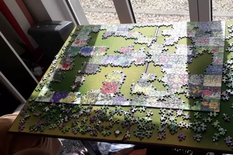 Derzeit h&auml;lt "Puzzleexpertin" Diana Marshall noch den ehelichen Arbeitstisch besetzt.
