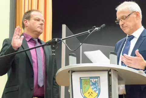 Am 10. Januar 2018 wurde Roger Schmitt von Bürgermeister Stefan Spitzer als hauptamtlicher Beigeordneter verpflichtet. 