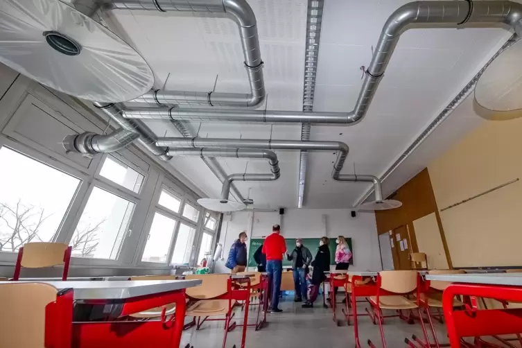 Im Klassenzimmer der 8b im Speyerer Schwerd-Gymnasium hängt bereits eine selbstgebaute Abluftanlage, die es bald auch in den Gru