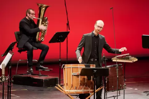 Tubist Dirk Hirthe und Perkussionist David Panzer der Badischen Staatskapelle Karlsruhe bei den Videoaufnahmen für das Streaming