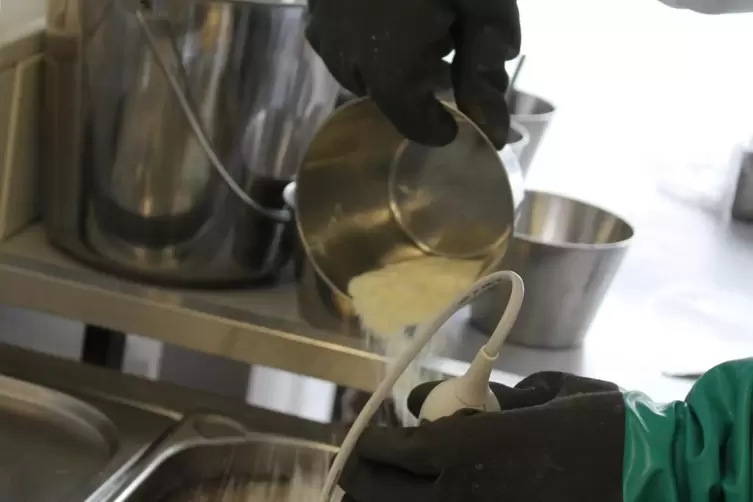 Ein weiterer Arbeitsschritt bei der Seifenproduktion ohne tierische Fette. 