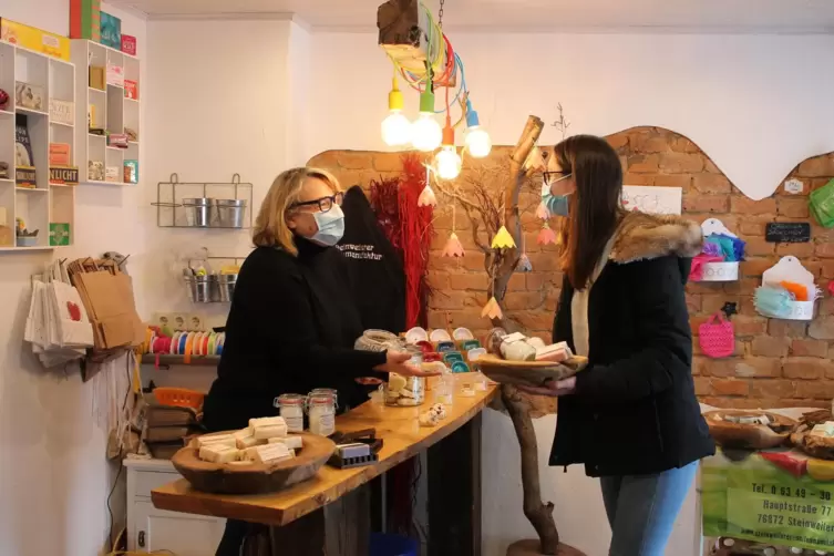 Michelle Zahneissen pr&auml;sentiert einer Kundin im Laden das Angebot. Etwa 55 Produkte stehen zum Verkauf.
