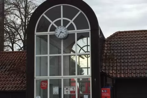 2700 Euro hat die neue Bahnhofsuhr gekostet. 