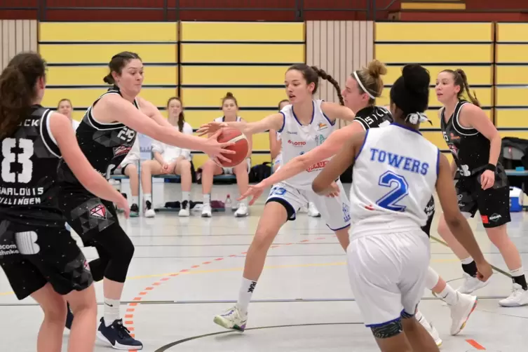 Etwas Greifbares mitnehmen aus Heidelberg wollen die Speyerer Basketballerinnen, hier mit Annika Soltau (Mitte), im Spiel gegen 