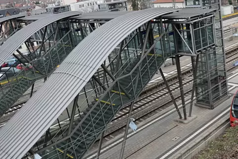 So verläuft der Fußgängersteg bislang noch am Neustadter Hauptbahnhof.