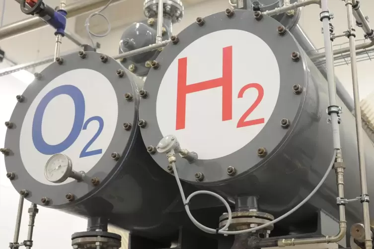 In einem Elektrolyseur wird Wasser in Wasserstoff (H2) und Sauerstoff (O2) gespalten.
