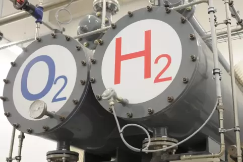 In einem Elektrolyseur wird Wasser in Wasserstoff (H2) und Sauerstoff (O2) gespalten.