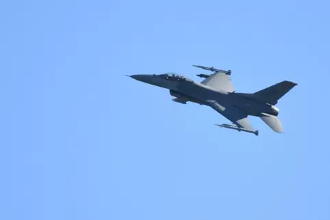 Ein Kampfflugzeug vom Typ F-16, hier im Juli 2020 über dem US-Militärflughafen Spangdahlem. 