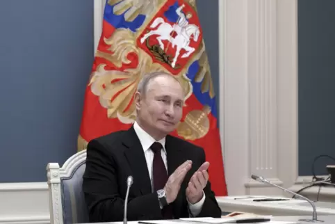 Nach außen hin unbeeindruckt hat der russische Präsident Wladimir Putin auf die Rhetorik aus Washington und Brüssel reagiert.