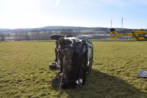 Der schwer beschädigte Suzuki-Jeep.