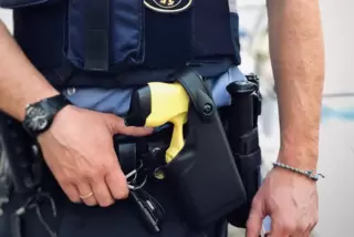 Um tobende Menschen zu überwältigen, setzt die Polizei auch Stromstoßpistolen ein. 