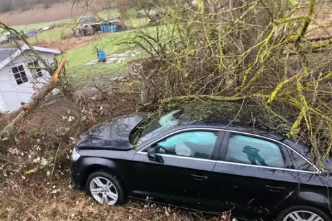 Die 23-Jährige ist mit ihrem Wagen auf der B 420 zwischen Unkenbach und Callbach von der Fahrbahn abgekommen.