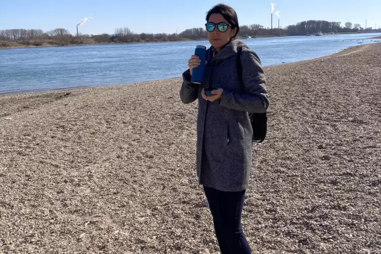 Unsere Autorin bei der Rast am Rhein. 