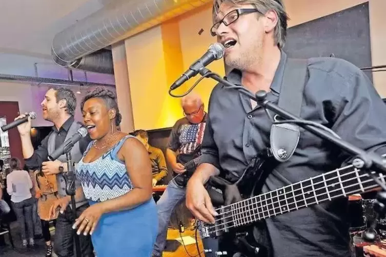 Michael Baron-Bixler (rechts) mit den Bixi Chicks (von links) Dennis K&ouml;hler und Donielle Graves vor zwei Jahren im Pirmasenser Z