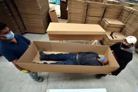 Ab in die Kiste: Die mexikanische Firma KJ Cardboard Box produziert eigentlich Verpackungen aus Pappe. Weil der Bedarf aber so h