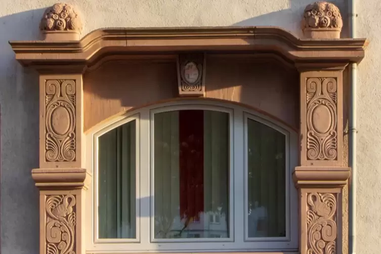Detail aus der Sockel-Ebene des DRK-Geb&auml;udes. 