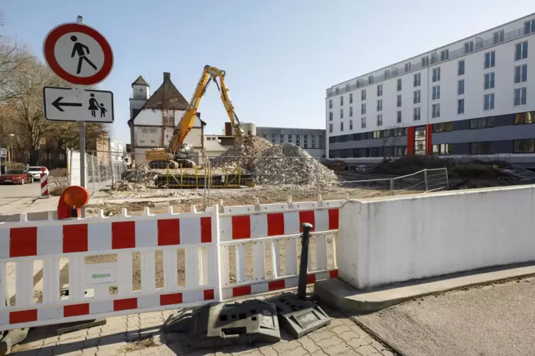 Februar 2021: Der Turm und das Eckhaus stehen noch.