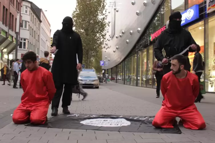Alles Show: In der Essener Innenstadt inszenierten Hassan Geuad und seine Freunde 2014 ein IS-Hinrichtung.