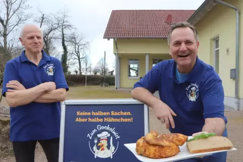 Der gelernte Metzger und Koch Klaus Schönholz (li.) bildet mit seinem Kollegen Mario Krüger das „Gockelwirt-Team“. 
