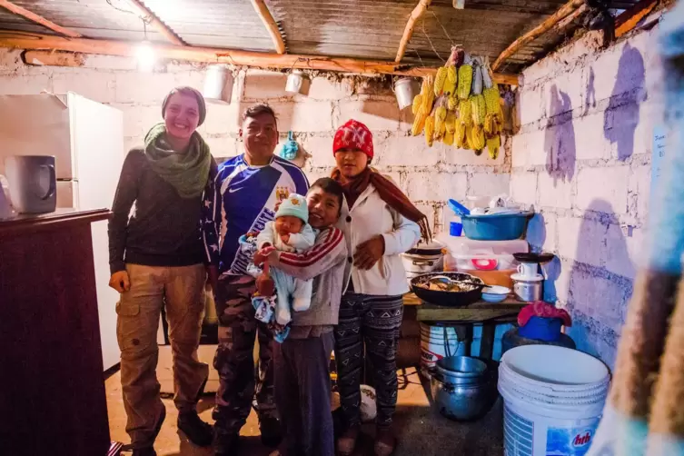 So lebt man, wenn man in Ecuador arm ist: Nichell mit der vierk&ouml;pfigen Familie, in deren halb fertigem Haus er &uuml;bernachten durft