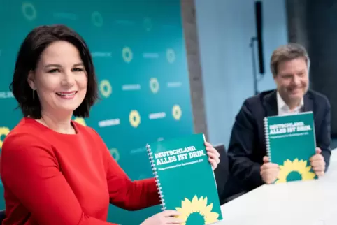 Über 100 Seiten stark: der Entwurf der Grünen-Spitze fürs Wahlprogramm, vorgelegt von Annalena Baerbock und Robert Habeck.