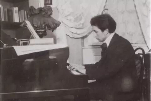„Tonaler Avantgardist“: Der Komponist Heinrich Kaminski (1886-1946) im Jahr 1912 in Berlin am Klavier. Seine dreisätzige „Suite 