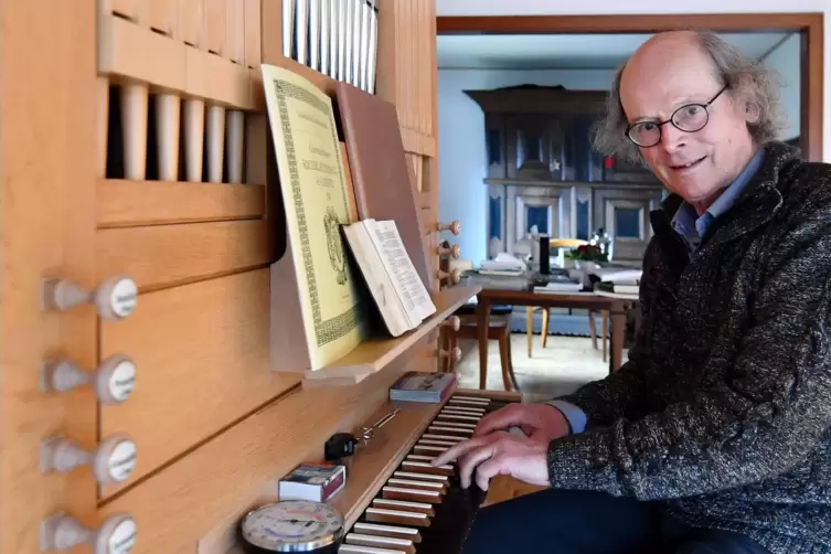 Ulrich Loschky, hier an seiner Hausorgel, hat Kaminskis erst 2015 entdecktes Orchesterwerk intensiv erforscht, ediert und auch d
