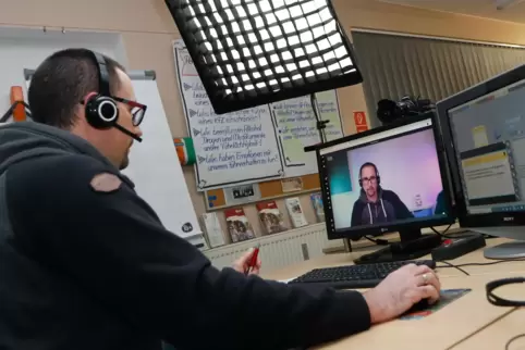 Timo Demmerle beim Online-Theorieunterricht.