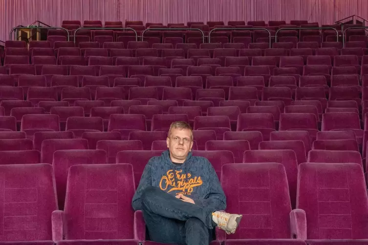 Hofft auf Bond: Lars Pfeifer in seinem Landauer Kino Universum.