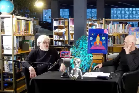 Auf Kurs in Richtung Universum: Satiriker Andreas Fillibeck (rechts) stellte „Rosinante“, sein Weltall-Romanprojekt, vor. Es wir