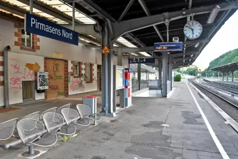 Die drei Bahnsteige des Bahnhofs Pirmasens Nord werden behindertengerecht ausgebaut. Dazu gehört der Einbau von Aufzügen.
